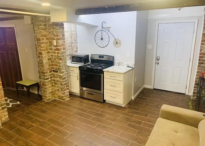 Vintage Uptown Hidden Gem, Walk To Everything New Renovation!