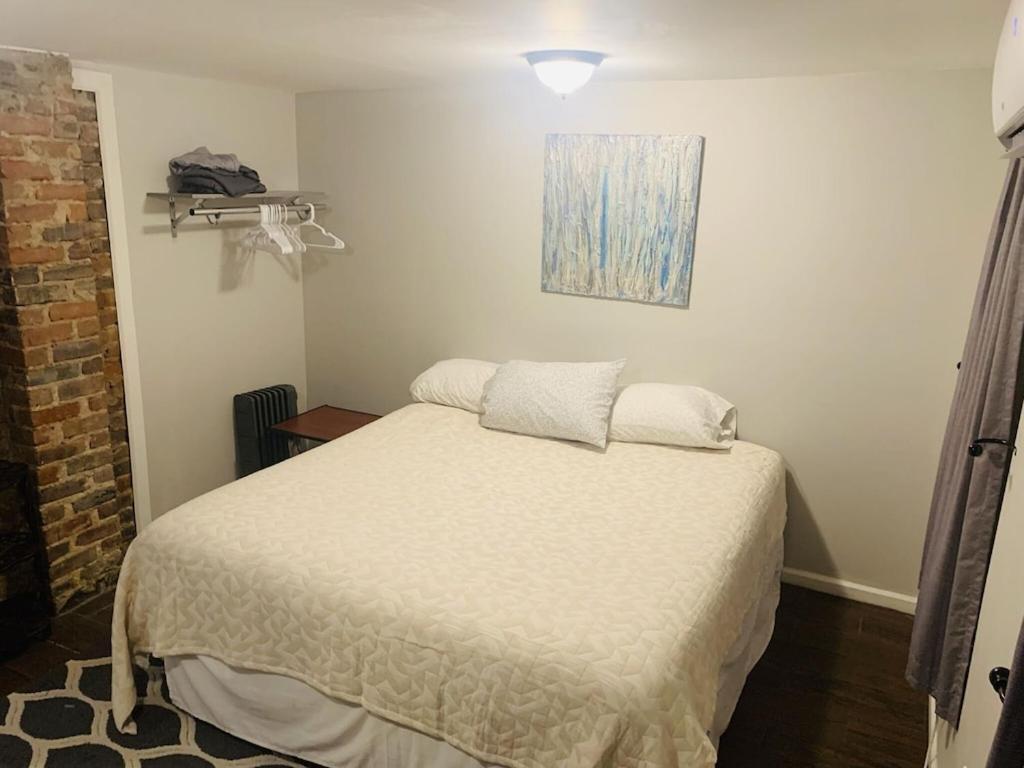 Vintage Uptown Hidden Gem, Walk To Everything New Renovation!